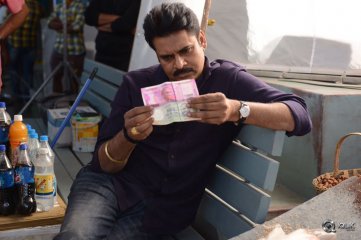 Powerstar Pawan Kalyan Examining Rs 100 2000 Notes